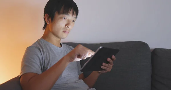 Aziatisch mens met behulp van Tablet PC thuis — Stockfoto