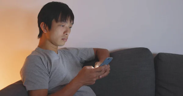 Hombre usando el teléfono celular en casa —  Fotos de Stock