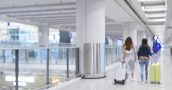 Vervagen met vrouwen lopen in de luchthaven — Stockfoto