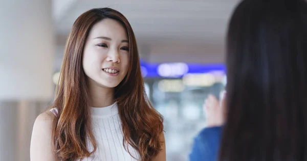 Amigos hablando en Hong Kong aeropuerto —  Fotos de Stock