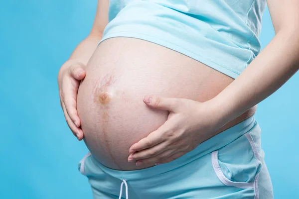 Zwangere Meisje Raakt Haar Buik — Stockfoto