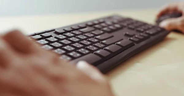 Manos de hombre escribiendo en un teclado de ordenador — Foto de Stock