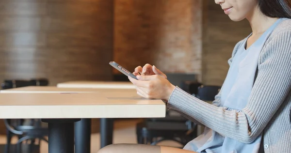 Mujer usando teléfono celular — Foto de Stock