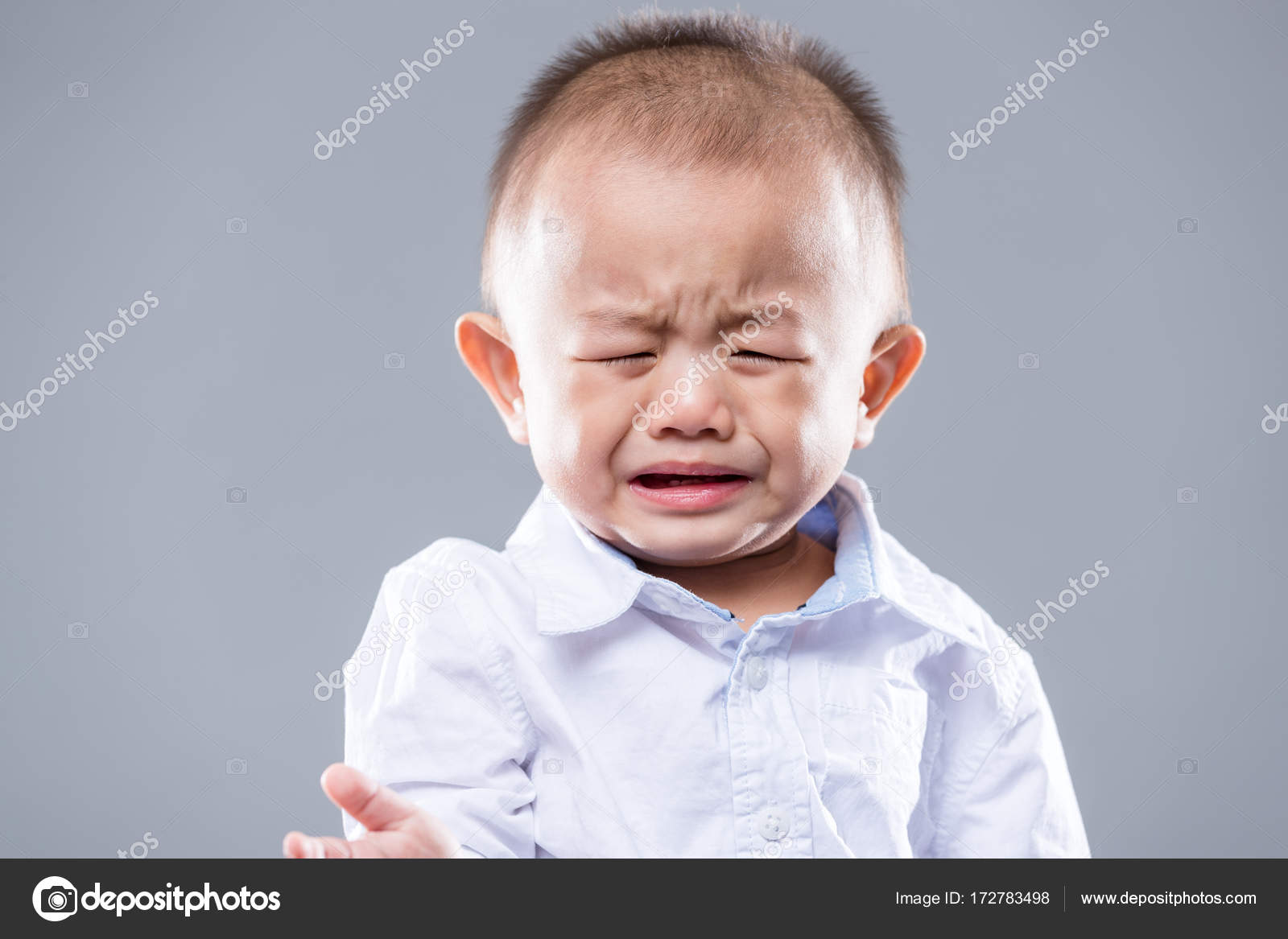 грустный ребенок азиат. мальчик азиат плачет из за родителей. грустный азиатский ребенок. мальчик азиат. китайский мальчик плачет боком.