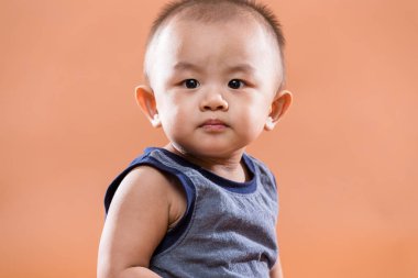 Genç küçük şirin çocuk