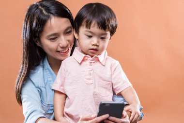 Anne ve oğlu birlikte cep telefonu arıyorum