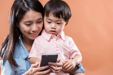 Anne ve oğlu birlikte cep telefonu kullanma