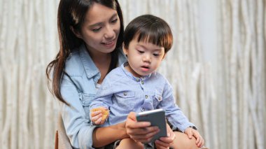 Anne ve oğlu cep telefonu arıyorum