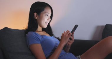 cep telefonu evde kullanan kadın 