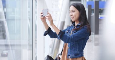 Kadın alarak fotoğraf tarafından havaalanında cep telefonu 