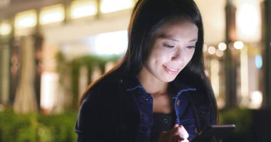 Cep telefonu için online kullanan kadın