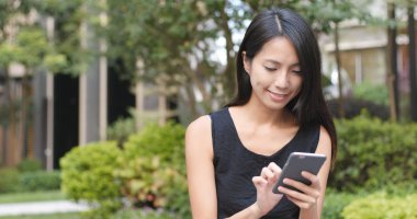 Sokakta cep telefonu kullanan kadın. 