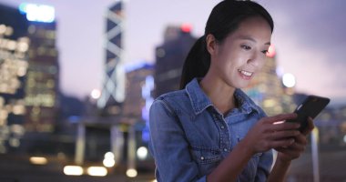 Cep telefonu kullanan genç kadın. 