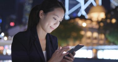 İş kadını akıllı telefon kullanıyor.