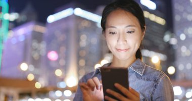 Cep telefonu kullanan Asyalı kadın. 