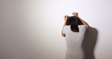 Kadın üzgün hissediyor ve cry duvara karşı 