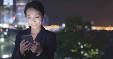 Geceleri cep telefonu kullanarak iş kadını