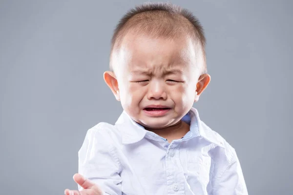 亚裔男婴哭泣 — 图库照片