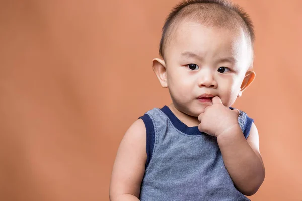 中国の赤ちゃんは 口の中に指を入れてください — ストック写真