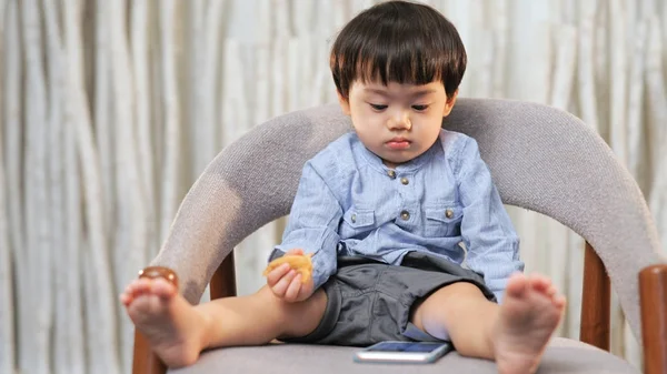 Asiatique Enfants Regarder Sur Écran Téléphone — Photo