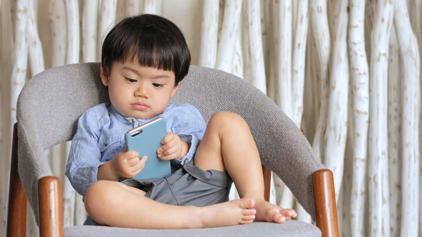 Baby jongen bedrijf mobiele telefoon — Stockfoto