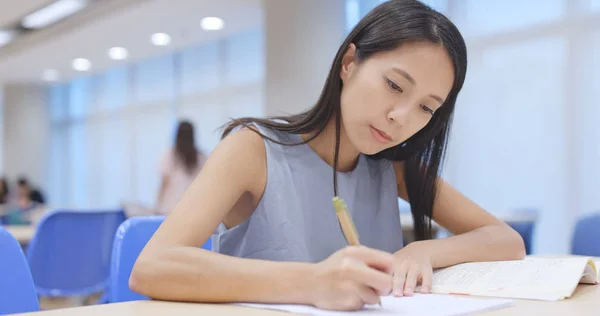 Kvinna Studie Vid Universitetsbiblioteket — Stockfoto