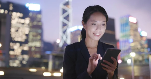 Empresaria usando smartphone en Hong Kong —  Fotos de Stock