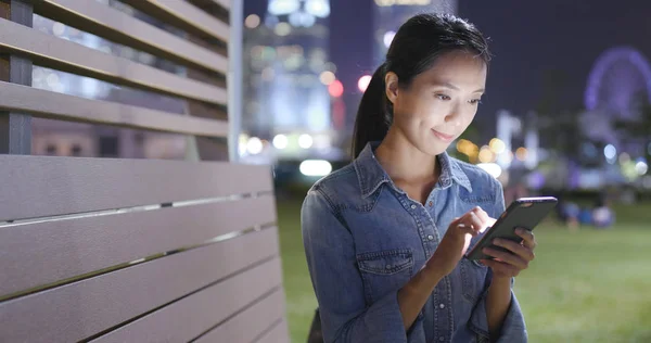 Jovem mulher usando telefone celular — Fotografia de Stock