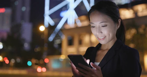 Zakenvrouw die mobiele telefoon gebruikt — Stockfoto