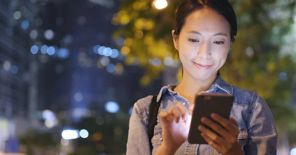 Mujer enviando mensaje de texto en el teléfono celular — Foto de Stock