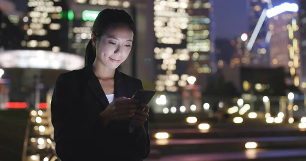 Empresaria usando teléfono móvil en la ciudad —  Fotos de Stock