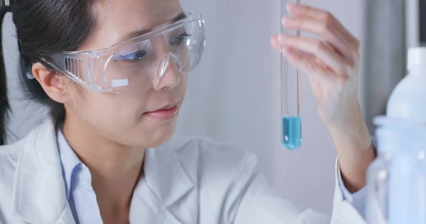 Ärztin Analysiert Flüssigkeit Reagenzglas — Stockfoto
