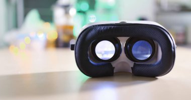 Masanın üzerinde yatan Vr aygıt