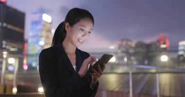 Cep telefonuyla geceleri işkadını 