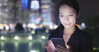 Cep telefonu kullanan iş kadını 