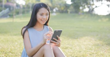 Cep telefonu kullaranarak Çinli kadın