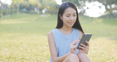 Cep telefonu kullanan öğrenci 