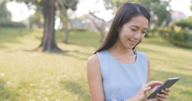 Cep telefonu kullanan öğrenci 