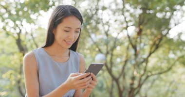 cep telefonuna SMS göndermek kadın 