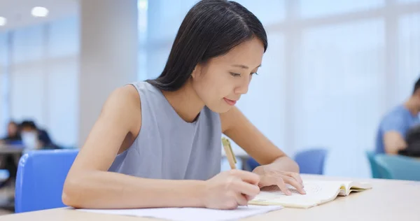 Femme Écrivant Sur Ses Devoirs Bibliothèque — Photo