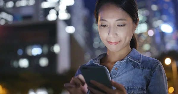 Jovem mulher usando telefone celular — Fotografia de Stock