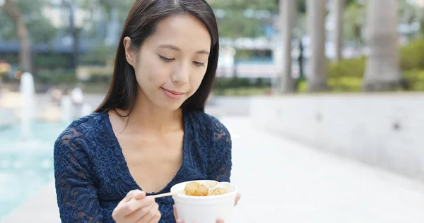 Mulher Comendo Bola Peixe Rua Famosa Comida Local Hong Kong — Fotografia de Stock