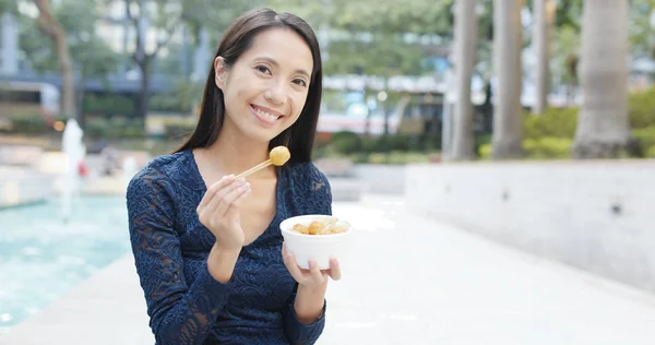 Mulher Comendo Bola Peixe Hong Kong Famosa Comida Rua — Fotografia de Stock