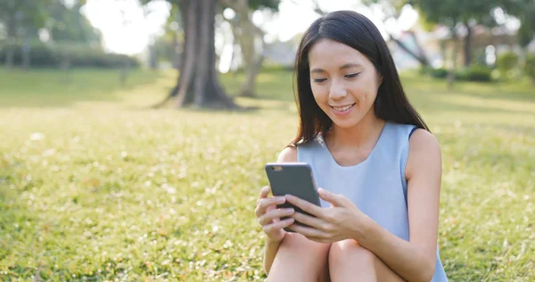 Frau benutzte Handy — Stockfoto