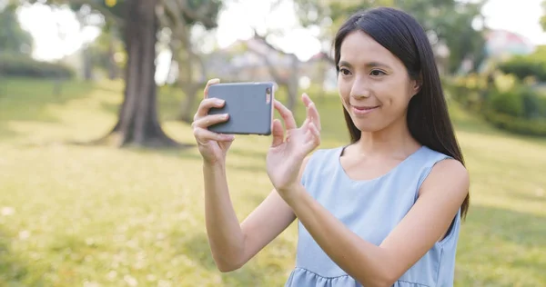 Femme utilisant un téléphone portable pour prendre des photos — Photo