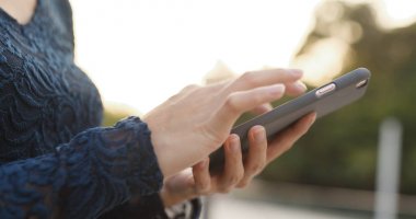 cep telefonu kullanan kadın 