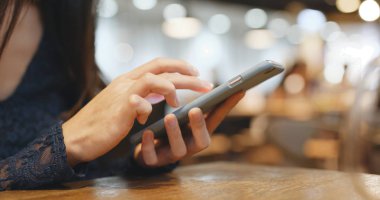 Cep telefonu kullanan kadın