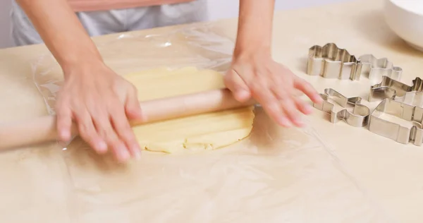 Vrouw Deeg Uitrollen — Stockfoto