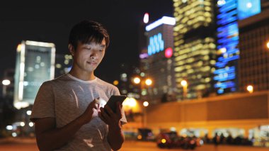 Cep telefonu kullanan adam.