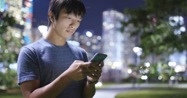 Cep telefonu kullanan adam 